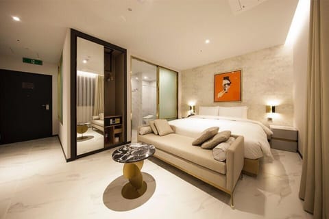 Premium bedding, in-room safe, desk, blackout drapes