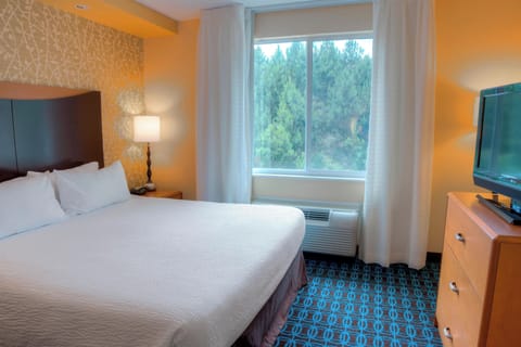 Studio, 1 King Bed | Hypo-allergenic bedding, down comforters, desk, laptop workspace