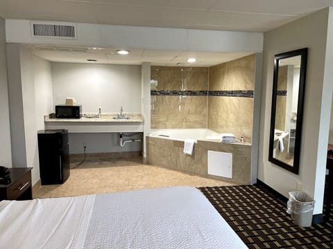 Studio Suite, 1 King Bed, Non Smoking | Desk, iron/ironing board, rollaway beds, free WiFi