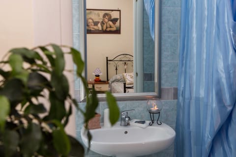 Comfort Double or Twin Room | Bathroom | Shower, free toiletries, bathrobes, bidet