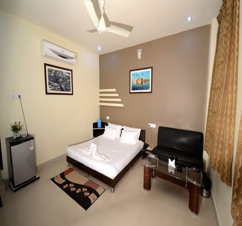 Family Room | Desk, rollaway beds (surcharge), WiFi (free)