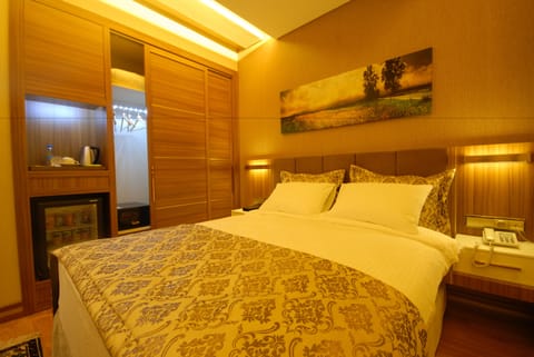 Standard Double Room | Minibar, in-room safe, desk, soundproofing