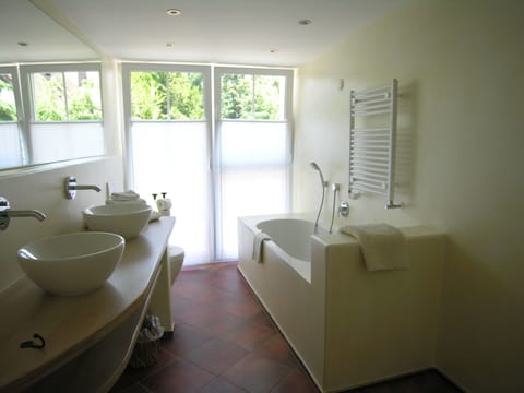 Separate tub and shower, deep soaking tub, rainfall showerhead