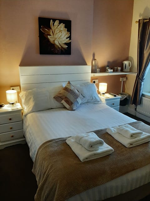 Double Room | Individually decorated, individually furnished, desk, blackout drapes