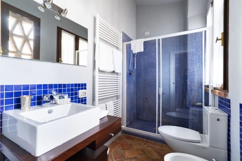 Comfort Suite (9) | In-room safe, free WiFi, bed sheets