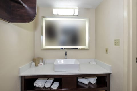 Superior Room, 1 King Bed, Non Smoking | Bathroom | Free toiletries, towels