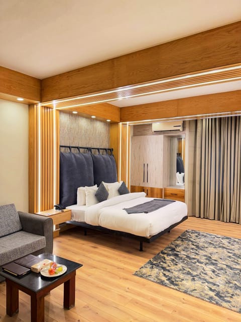 Royal Room | Premium bedding, down comforters, memory foam beds, minibar