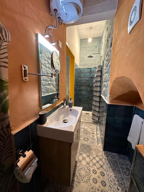 Superior Double Room | Bathroom | Free toiletries, towels