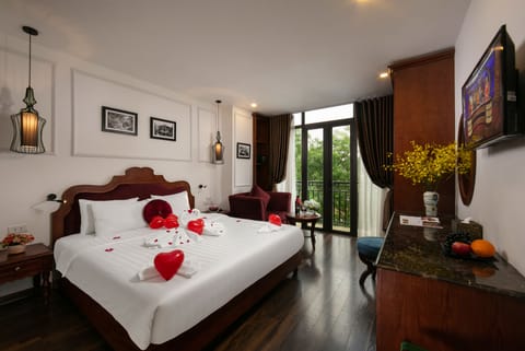 Junior Suite, Balcony, City View | Egyptian cotton sheets, premium bedding, down comforters, minibar