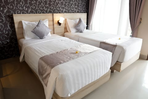 Deluxe Twin Room, 2 Twin Beds, Smoking, Pool View | Desk, blackout drapes, soundproofing, free WiFi