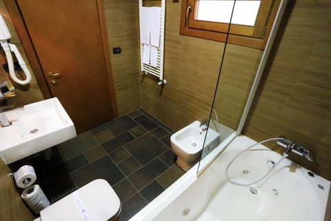 Superior Double Room | Bathroom | Rainfall showerhead, free toiletries, hair dryer, slippers