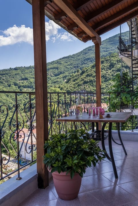 House, 3 Bedrooms | Terrace/patio