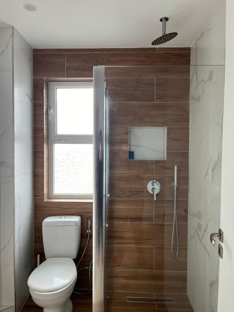 Triple Room with Sea View | Bathroom | Shower, deep soaking tub, free toiletries, hair dryer