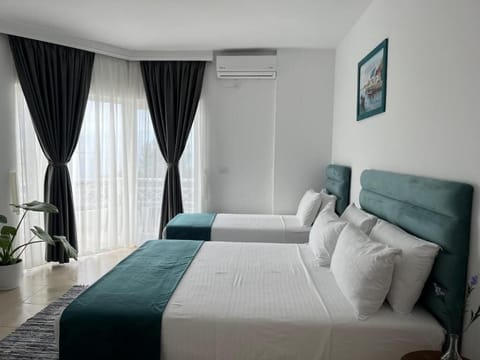 Triple Room with Sea View | Desk, iron/ironing board, free WiFi, bed sheets