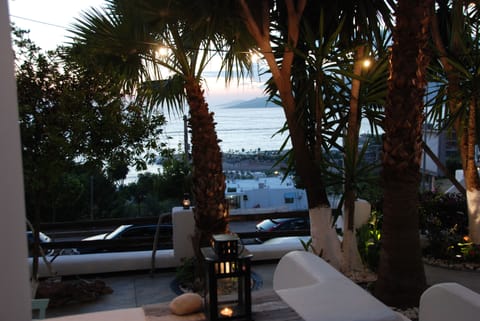 Breakfast, lunch, dinner served; international cuisine