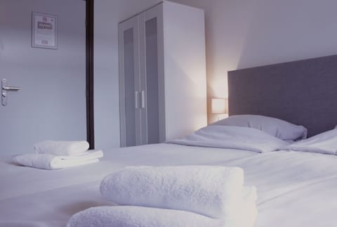 Basic Double Room | Desk, free WiFi, bed sheets