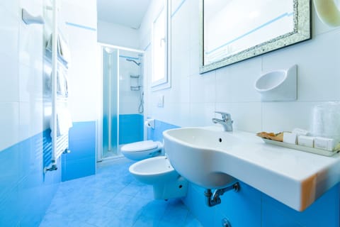 Standard Quadruple Room, Ensuite | Bathroom | Shower, free toiletries, hair dryer, bidet