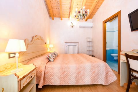 Standard Double or Twin Room, Ensuite | In-room safe, desk, free WiFi