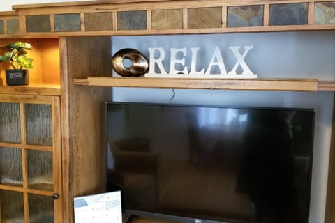 Come experience your next adventure in our home! Just a short drive to Downtown and the Brewery, several cafes, bars, shops, & other restaurants are all within walking distance! And just down the hill from OIT & Hospital. Klamath Lake is also close + a great Fitness Center and Golf Course too!