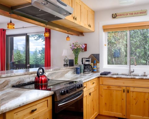 Kitchen with Breakfast Bar