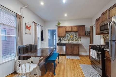 Well equipped kitchen with everything you need for cooking, making coffee!