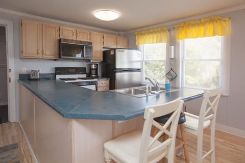 Kitchen and Breakfast Bar