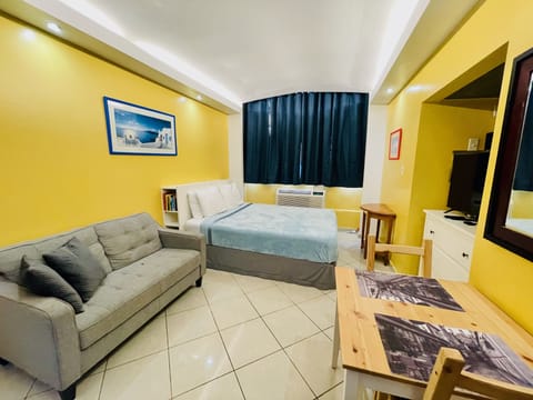 Studio: queen size bed, sitting/dining for 2, Air conditioned, Smart TV, WIFI