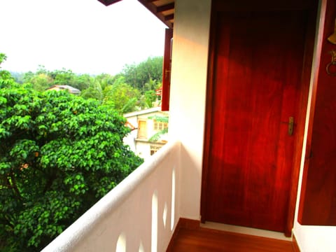 Deluxe Double Room, 1 Double Bed, Shared Bathroom, Garden View | Balcony