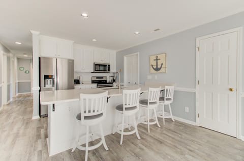 Cozy Kure-Kitchen Breakfast Bar