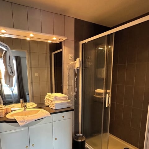 Family Quadruple Room | Bathroom | Shower, rainfall showerhead, free toiletries, hair dryer