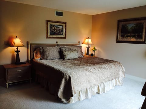 ELEGANT KING MASTER 2 baths Jacuzzi ensuite - U walkout 200 steps Bed to Beach🌴