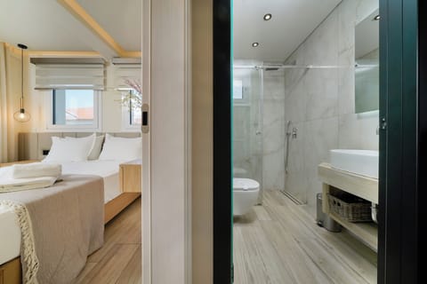 Executive Suite | Bathroom | Shower, deep soaking tub, rainfall showerhead, free toiletries