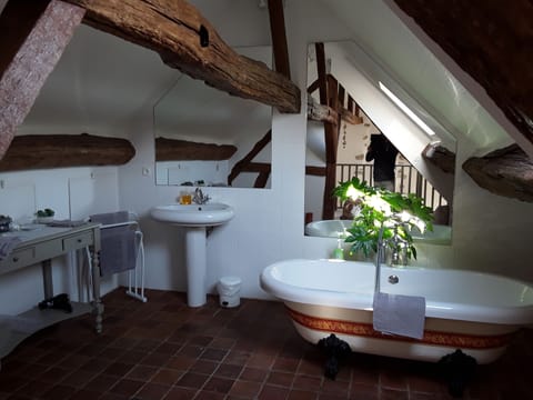 Comfort Suite, 1 Bedroom, Private Bathroom (La Métairie) | Bathroom | Bathtub, free toiletries, hair dryer, towels