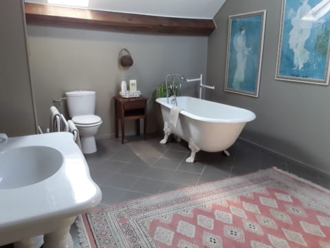 Comfort Duplex, 1 Bedroom, Private Bathroom | Bathroom | Bathtub, free toiletries, hair dryer, towels