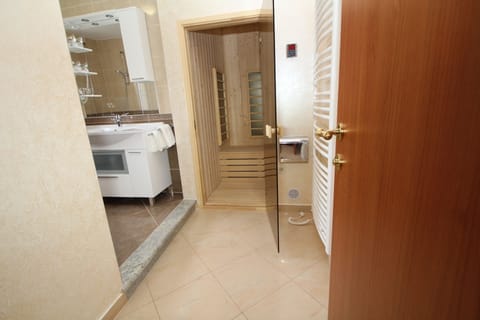 Deluxe Apartment, 2 Bedrooms, Terrace | Bathroom | Combined shower/tub, free toiletries, hair dryer, bathrobes