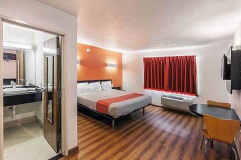 Deluxe Room, 1 King Bed, Non Smoking, Refrigerator & Microwave | Free WiFi, bed sheets