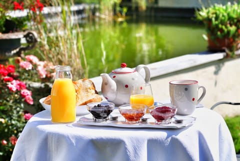 Free daily continental breakfast