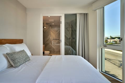 Premier Suite (Full Bed) | Premium bedding, memory foam beds, desk, laptop workspace