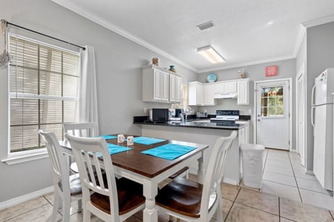 7 OBV Beach Retreat Dining Area