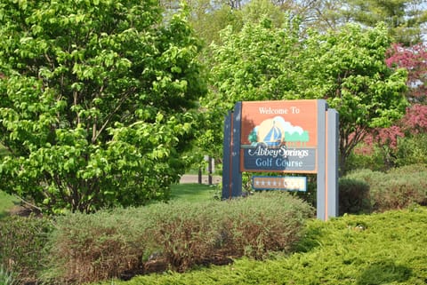 Abbey Springs Entrance