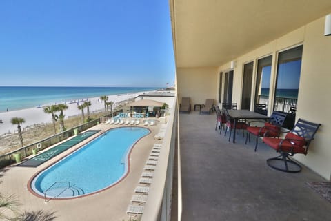 Private balcony with a great view of the Gulf and the pool!
