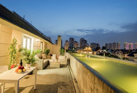 Penthouse | Minibar, in-room safe, desk, soundproofing