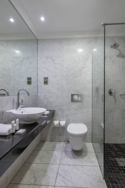 Standard Room, 2 Twin Beds | Bathroom | Shower, free toiletries, hair dryer, towels