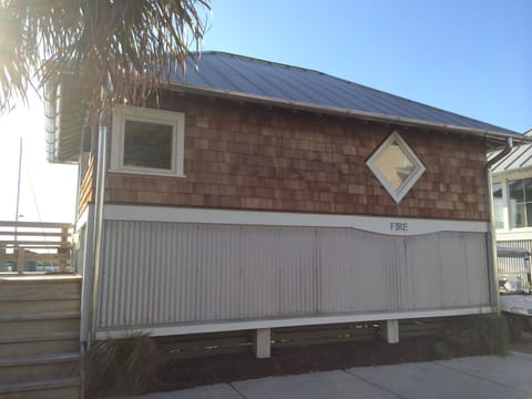 Fire Hut, 1 Bedroom Studio on the BHI Marina waterfront