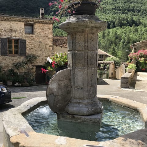Pretty cottage on square opposite fountain 