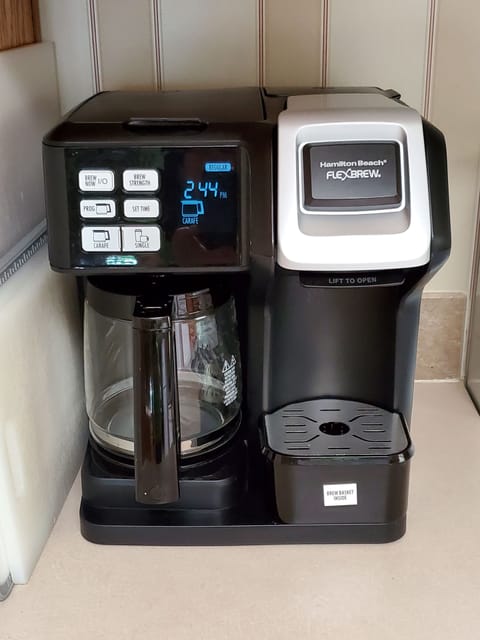 Dual coffeemaker - brews coffee by the pot or uses K-cups. (K-cups not included)