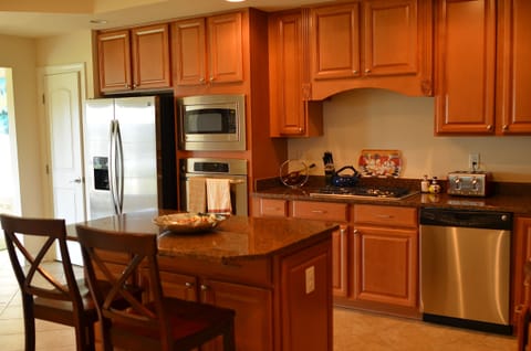 Fully Upgraded Kitchen - High-end Appliances, Granite Counter tops - Gas Stove
