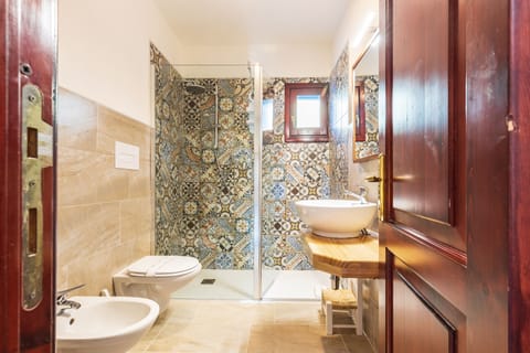 Design Double Room | Bathroom | Shower, free toiletries, hair dryer, bidet