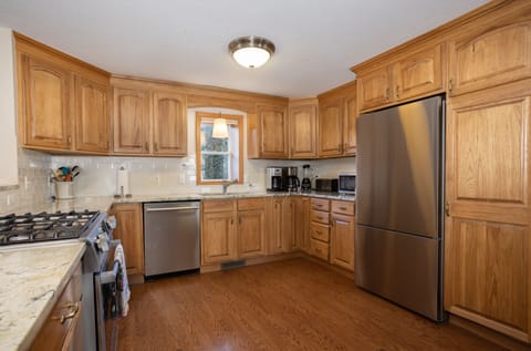 Gourmet kitchen with new appliances and granite counters. Ideal for entertaining