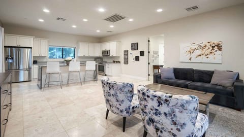 Guest House with full kitchen and pullout queen sofa